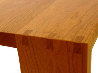 ローテーブル”マイヤーズ”蟻組みで、天板と脚を固定しています。