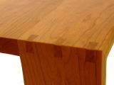 天板と、脚部を蟻組み（アリ組み）で接いだ手作り家具・ローテーブル（座卓）。